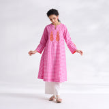 Paan Polka Hand Embroidered Kurta - Baby Pink