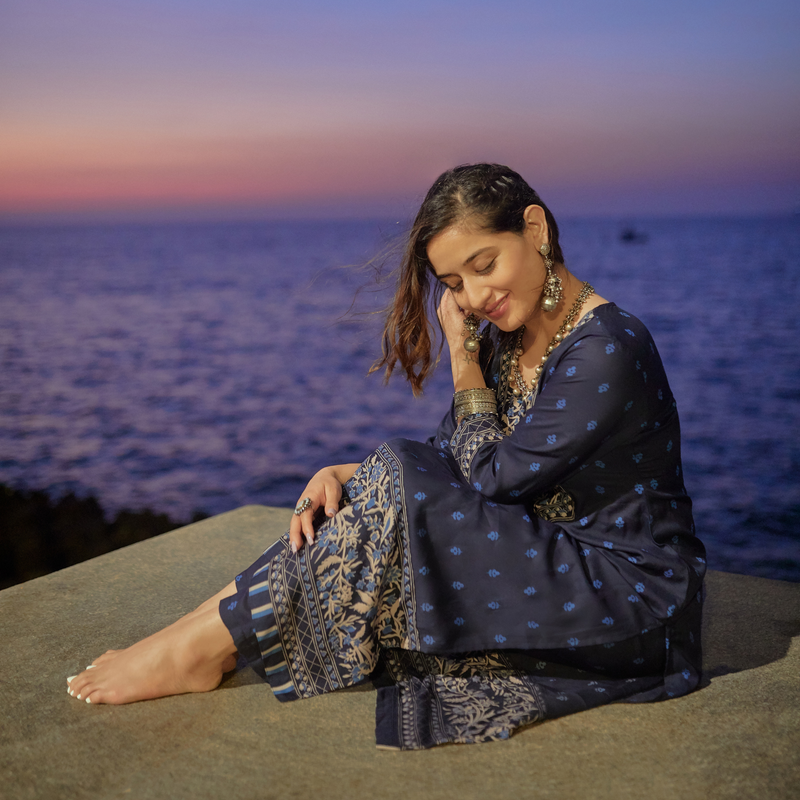 Deep Blue Floral & Buta Kurta Pant Dupatta Set with Border Details